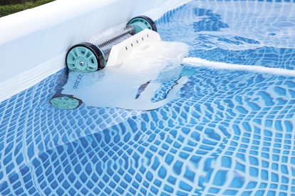INTEX poloautomatický vysavač ZX300 v bazénu