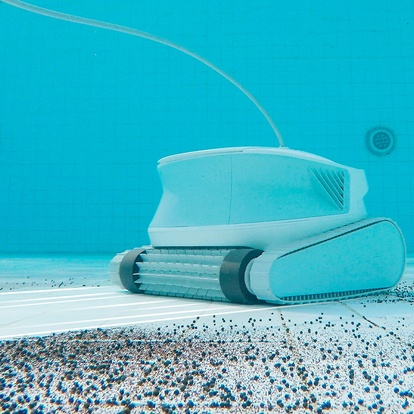 Vysavač Poolmate Hydro 4 SE čistí dno bazénu pod vodou